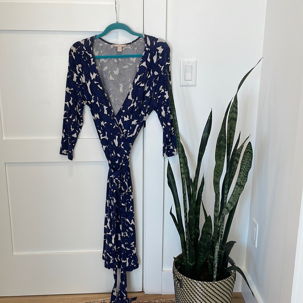 Banana republic stretchy wrap dress in abstract floral